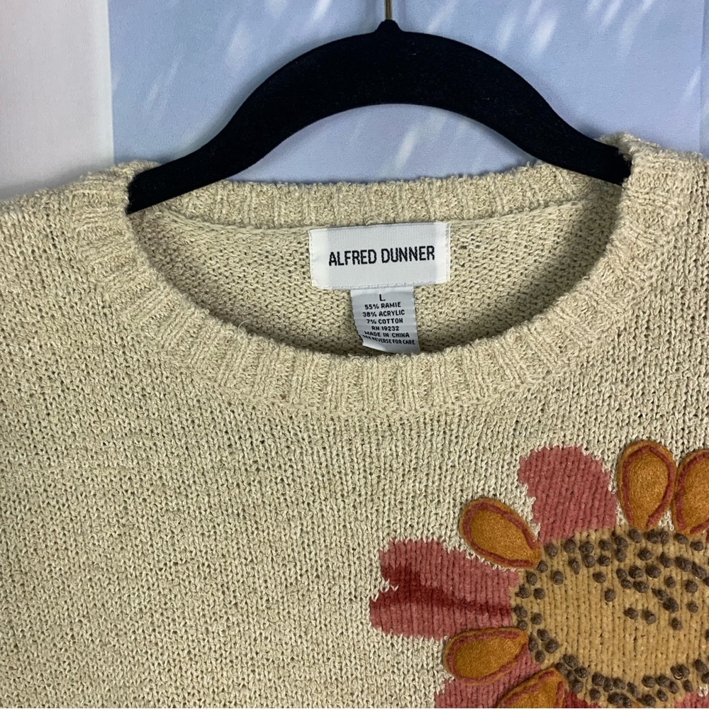 90’s Vintage Flower Embroidered Knit Sweater - Picture 2 of 14